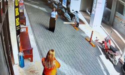 İş hanının dış cephesindeki cam, sokaktaki kadının yanına düştü; o anlar kamerada