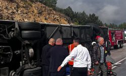 Isparta- Antalya kara yolunda yolcu otobüsü devrildi