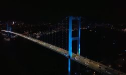İstanbul Boğazı'ndaki köprüler turkuaz renge büründü