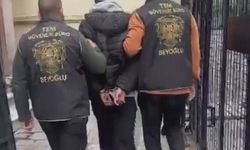 İstiklal Caddesi'nde cep telefonu çalan şüpheli suçüstü yakalandı; kapkaç kamerada