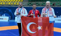 İzmirli güreşçiler kürsüden inmedi