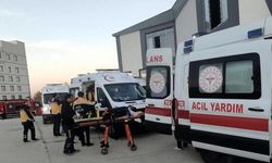 Kaçak göçmenleri taşıyan minibüs iş yerinin duvarına çarptı: 5 yaralı