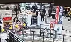 Kadıköy'de inşaatın dış koruma kaplamasının yayaların üzerine devrildiği anlar kamerada