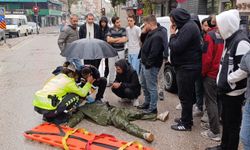 Kadın polis, yaralı ıslanmasın diye başında şemsiyeyle bekledi