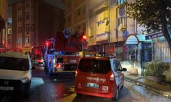 Kağıthane'de 5 katlı binanın en üst katında çıkan yangın çatıya sıçradı