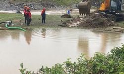 Kağıthane'de selde kaybolanları aramak için göletle dere arasına kanal açıldı