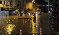 Kağıthane'de yasağa rağmen trafiğe çıkan motosikletliler suyla kaplanan yolda kaldı