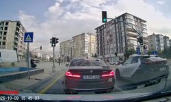 Kamyonetle otomobil çarpıştı; 2 yaya savrulan araçlardan son anda kurtuldu