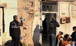 Kendisini terk eden kadın ile annesini bıçaklayan şüphelinin eve girip çıktığı anlar kamerada