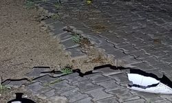 Kozan'da yıldırım düştü; elektrik direği ve bina zarar gördü, araçlarda hasar oluştu