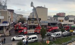 Küçükçekmece'de 2 katlı binanın çatısında çıkan yangın söndürüldü