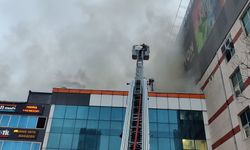 Küçükçekmece'de iş yerinin çatısında çıkan yangın bitişikteki binaya sıçradı; müdahale sürüyor -1 / Havadan görüntülerle