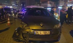 Küçükçekmece'de otomobil ile çarpışan motosikletli öldü; kaza kamerada