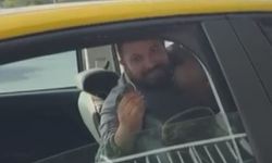 Küçükçekmece'de taksi şoförü ile 2 kadın yolcunun 'yardım' tartışması kamerada