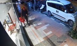 Mağaza önünde asılı Türk bayrağını yere attı