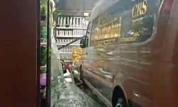 Mağazaya giren minibüsün altında kalmaktan son anda kurtuldular