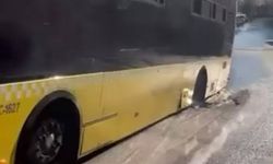 Maltepe'de asfalt çöktü; İETT otobüsü çukura düştü