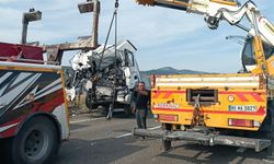 Manisa'da tur otobüsü ve TIR'ın çarpıştığı kazada 11 ölü, 27 yaralı (3)