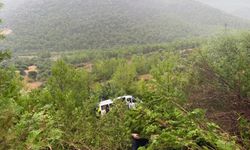 Mersin'de minibüs bahçeye yuvarlandı: 1'i ağır, 17 yaralı