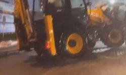 Merter'de sağanak nedeniyle mahsur kalan vatandaşlar kepçeyle kurtarıldı