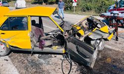 Minibüsle otomobil çarpıştı: 3 ölü, 1 yaralı