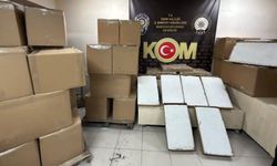 Mobil depo olarak kullanılan minibüste 1,1 milyon kaçak makaron ele geçirildi