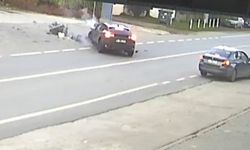 Motosiklet ile otomobilin çarpıştığı kaza kamerada