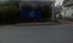 Motosiklet, traktöre ardından durağa çarptı; sürücünün ağır yaralandığı kaza kamerada