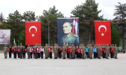 Öğrenciler, 'Mehmetçikle Bir Gün' projesi kapsamında kışlaları ziyaret etti