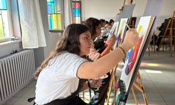 Okulda kurulan sanat atölyesinde yeteneklerini keşfedip ressam olmak istiyorlar