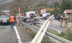 Otomobil bariyere çarptı; 1 ölü, 4 yaralı