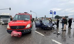 Otomobil, hafriyat kamyonu çarptı; 1'i çocuk 2 yaralı