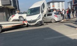 Otomobil ile minibüsün çarpıştığı kaza kamerada: 3 yaralı