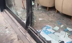 Otomobil, mobilya mağazasına çarptı