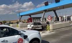 Otomobil, otoyol gişelerinin bariyerine çarptı: 1 ölü