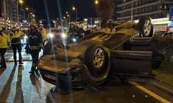 Otomobil, park halindeki araçlara çarpıp takla attı; 2 yaralı