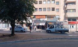 Otomobil, parke ve kapı satışı yapılan iş yerine daldı