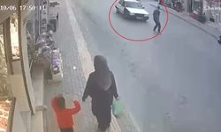 Otomobilin çarpacağını anlayınca sıçrayıp, yan aynaya tutundu; kaza kamerada