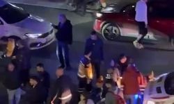 Otomobille çarpışan motosiklet, kontrolden çıkarak park halindeki başka otomobile çarptı: 2 yaralı
