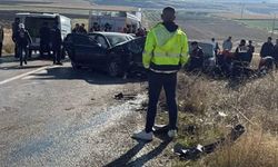 Otomobiller kafa kafaya çarpıştı: 4 ölü, 4 yaralı