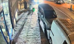 Otomobillerin vitrin camına çarpma anı güvenlik kamerasına yansıdı