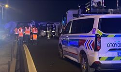 Otoyolda karşı şeride geçen TIR otomobile çarptı 1 ölü 2 yaralı