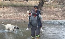 Özel gereksinimli oğlunu her gün sırtında taşıyıp ırmaktan geçiriyor