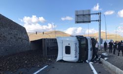 Pancar yüklü TIR ile otomobil çarpıştı: 4 ölü, 1 yaralı