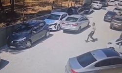 Park halindeyken geriye hareket eden otomobili güvenlik görevlileri durdurdu
