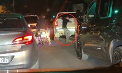 Patenli 2 çocuğun kamyonete tutunarak yolda ilerlediği anlar kamerada