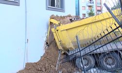 Pendik'te freni boşalan hafriyat kamyonu iş yerine girdi; araçtan atlayan şoför yaralandı