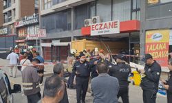 Pendik'te hafriyat kamyonu eczaneye daldı; yaralılar var -1