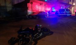 Rögar kapağına çarpan motosikletin sürücüsü ağır yaralı
