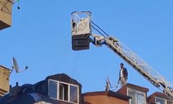 Sancaktepe'de 4 katlı binanın çatısı alev alev yandı